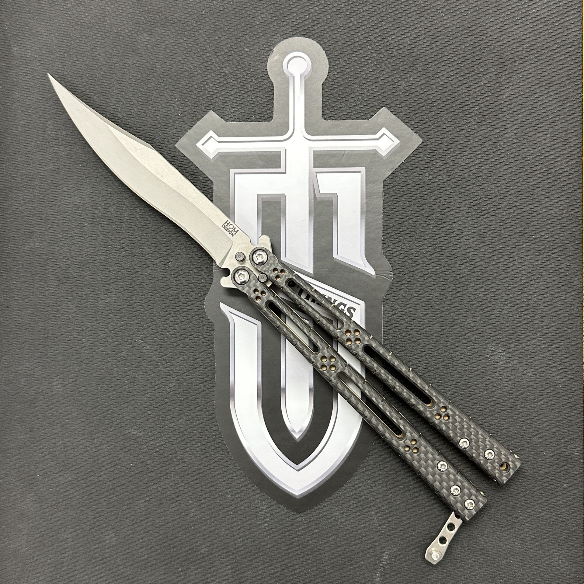 1b06d49e-4b54-4262-bb74-da78eb329309_Pre-Owned-4_1.jpg Hom Design - Preowned - HOMBASCF - Basilisk-R - Satin 154CM Clip Point Bowie - Black CF with Brass Ti Liners - Image 1