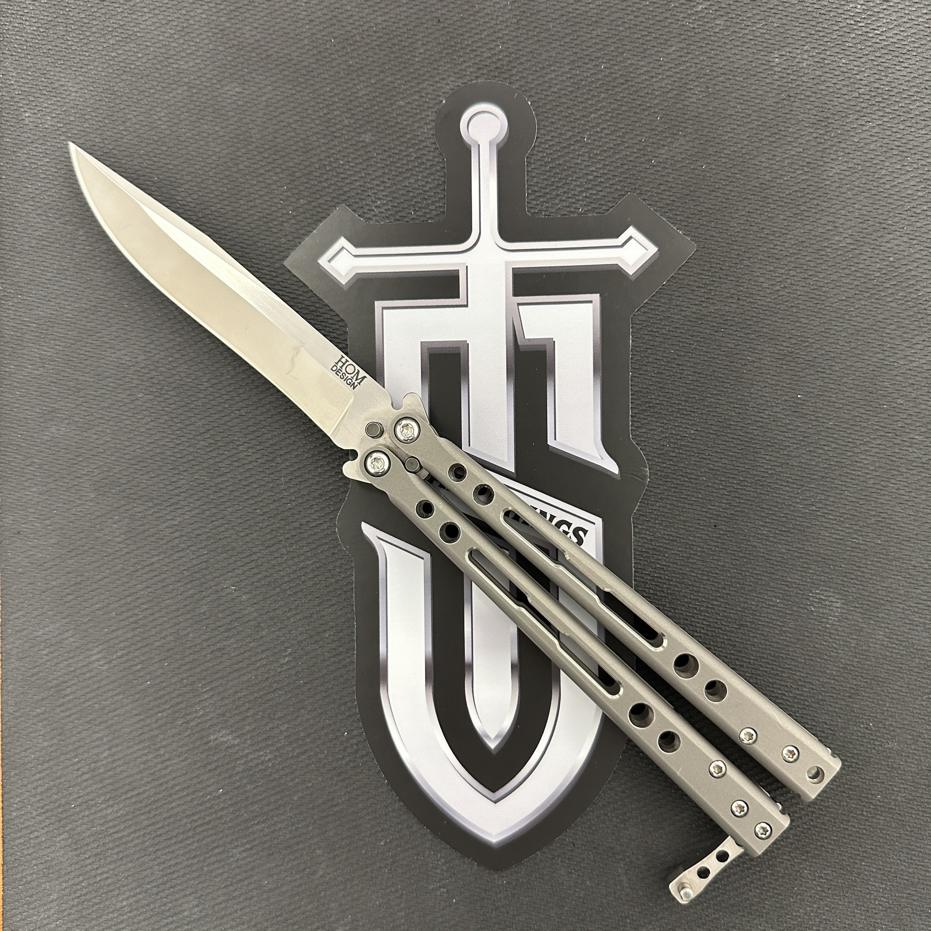 3d46a496-4bdb-4b79-8a70-c40bc2137387_Pre-Owned-5_1.jpg Hom Design - Preowned - HOMSPETI - Specter - Satin S35VN Clip Point - 2 Tone Gray Titanium - Image 1