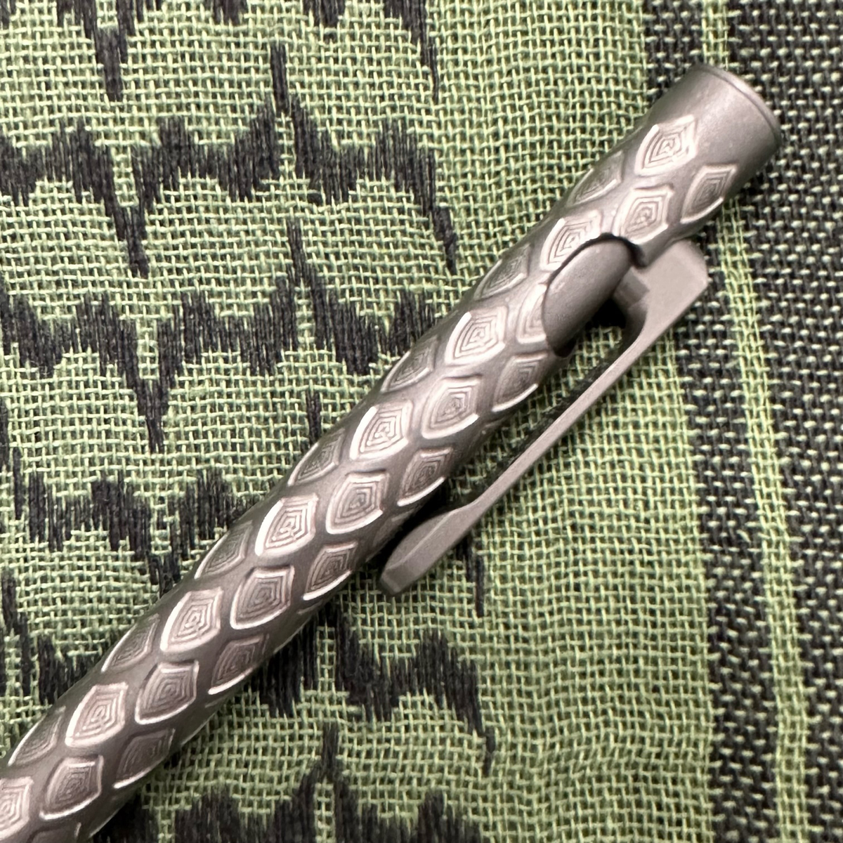48b20ad1-b4bb-4241-8532-ab55c64e7910_SPPDSFSSW_1.jpg Smooth Precision Pens - SPPDSFSSW - Dragon Scales - Bolt Action - Full Size - Stonewashed TI - Image 1